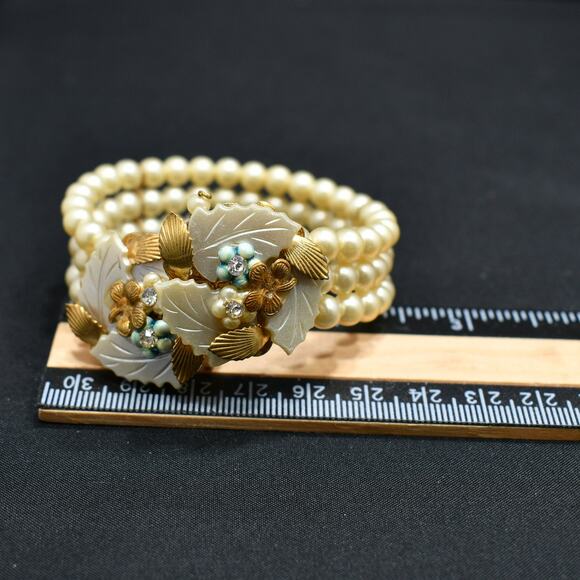 Vintage Faux Pearl Memory Wire Bracelet, Hand Carved Leaves, 1960s - Picture 10 of 10